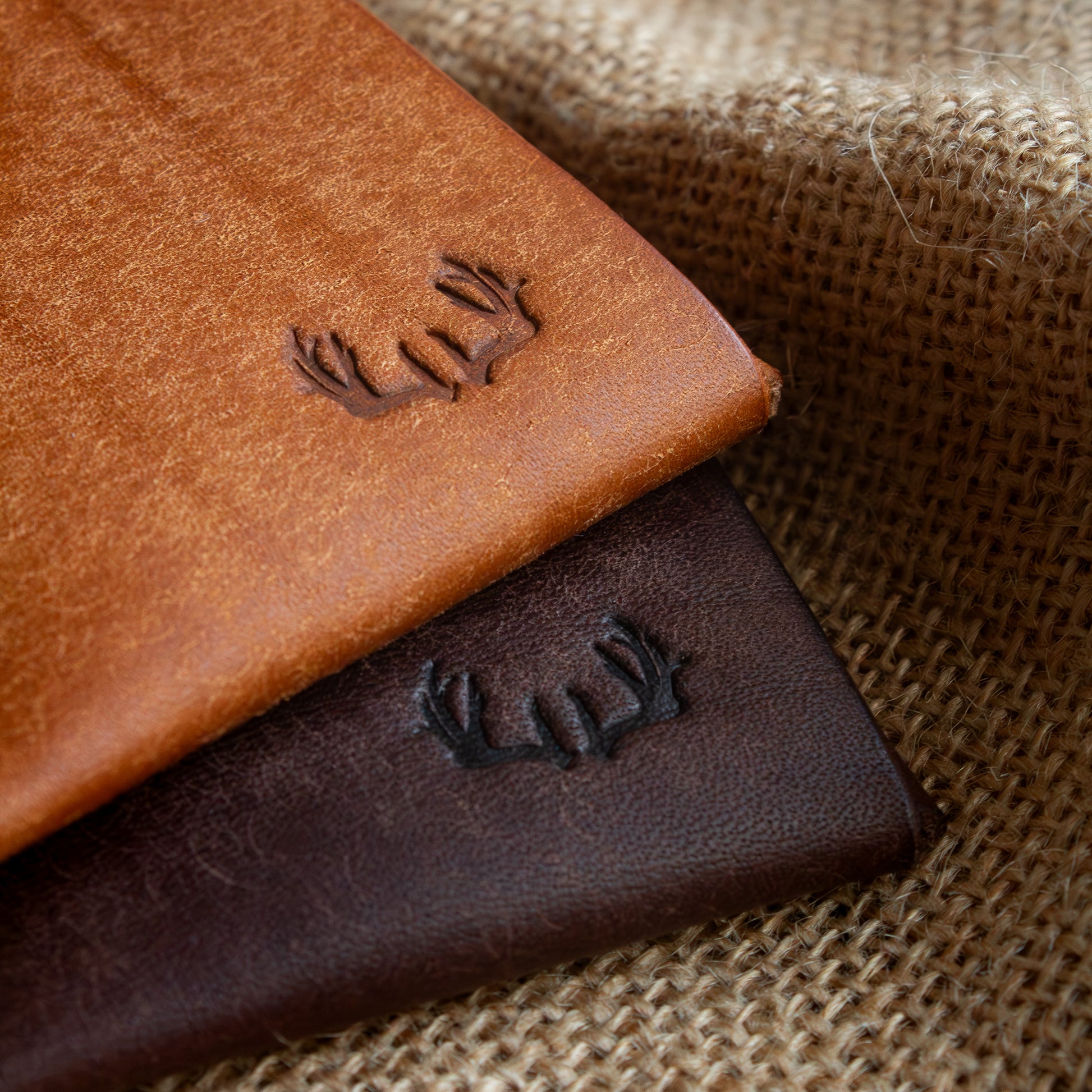 PDF TEMPLATE - Folded handmade leather edc wallet with contrasting stitching made from Pueblo leather by Badalassi - Cognac & Castagno antler logo close us
