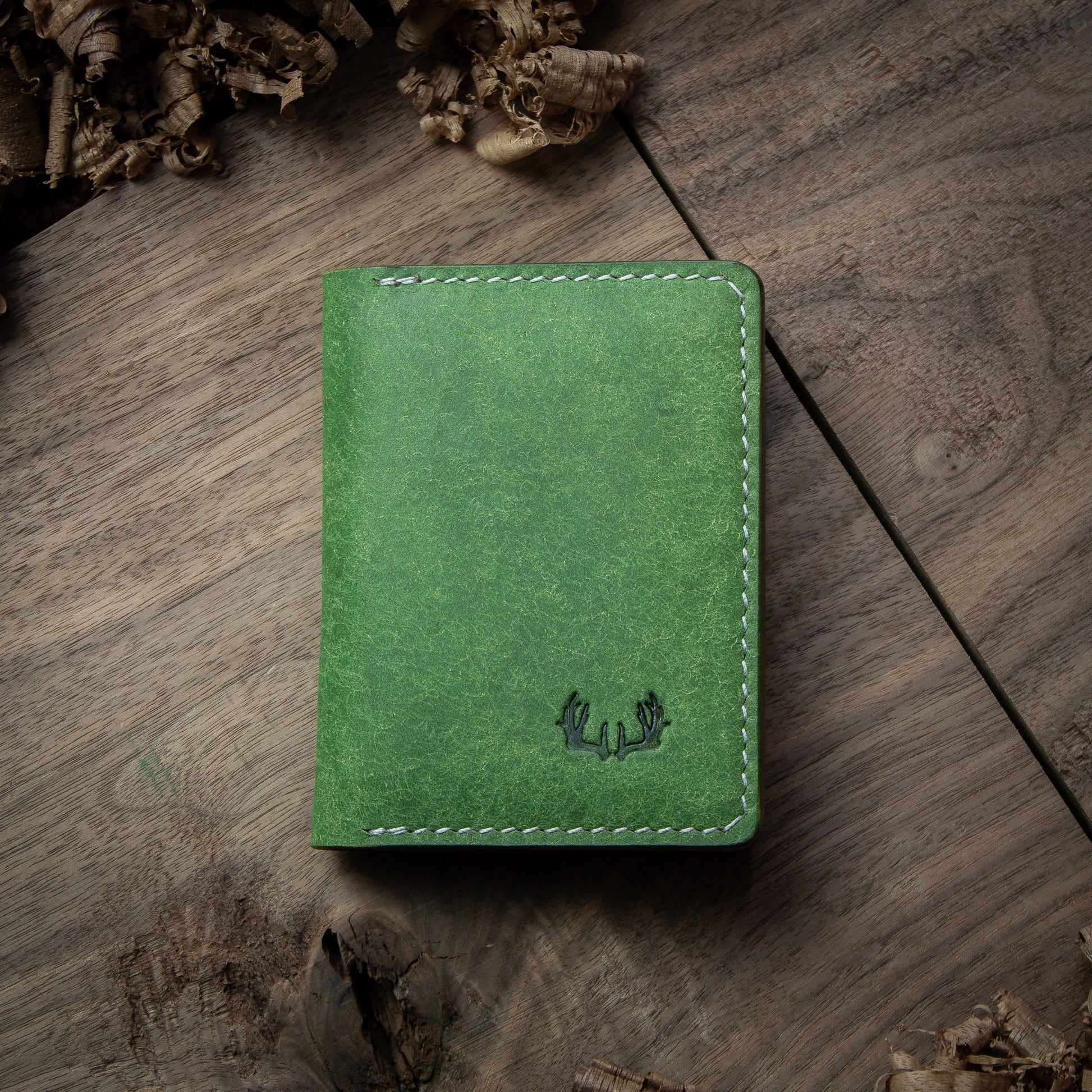The Hazel cardholder wallet closed - Bottiglia Pueblo green leather - Elmwood leather wallet